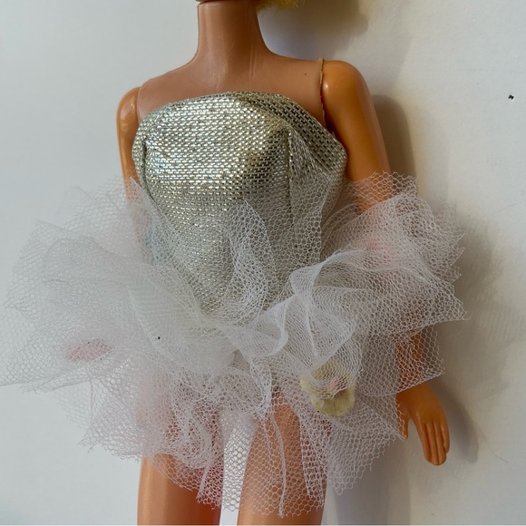 8 Barbie outfits and accessories - Picture 3 of 16